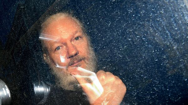 Основатель WikiLeaks Джулиан Ассанж в полицейском автомобиле (11 апреля 2019). Лондон - Sputnik Молдова