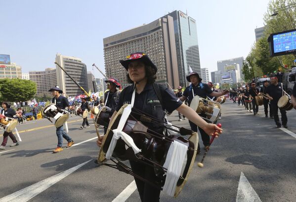 Члены Федерации корейских профсоюзов бьют в барабаны во время первомайского митинга в Сеуле, Южная Корея - Sputnik Молдова