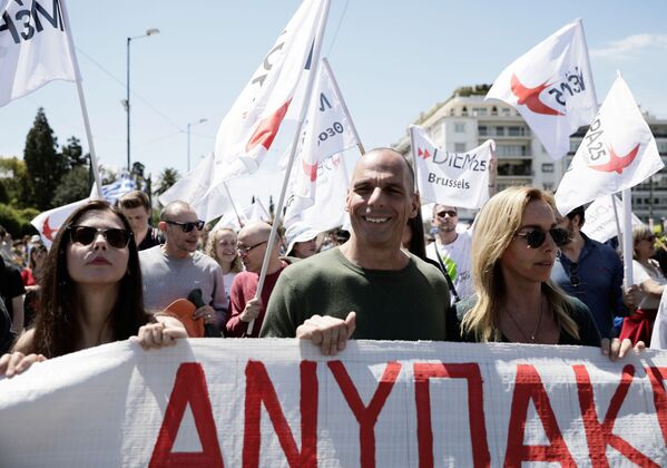 Участники первомайской демонстрации в Афинах, протестующие против экономической политики правительства - Sputnik Молдова