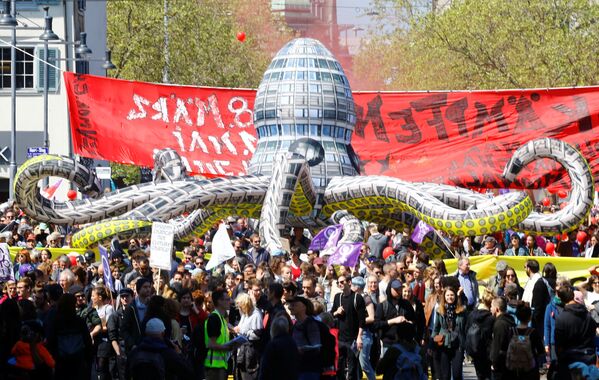 Протестующие несут надувного осьминога во время первомайской демонстрации в Цюрихе, Швейцария - Sputnik Молдова
