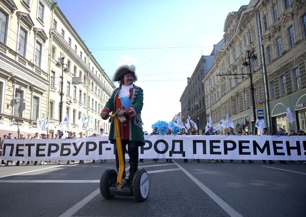 Участники первомайской демонстрации в День международной солидарности трудящихся в Санкт-Петербурге - Sputnik Молдова