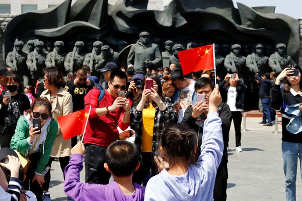 Китайские туристы фотографируются у мемориал корейской войны в Даньдуне, Китай - Sputnik Молдова