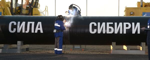 Сварка шва на церемонии соединения первого звена магистрального газопровода Сила Сибири Сварка шва на церемонии соединения первого звена магистрального газопровода Сила Сибири - Sputnik Молдова
