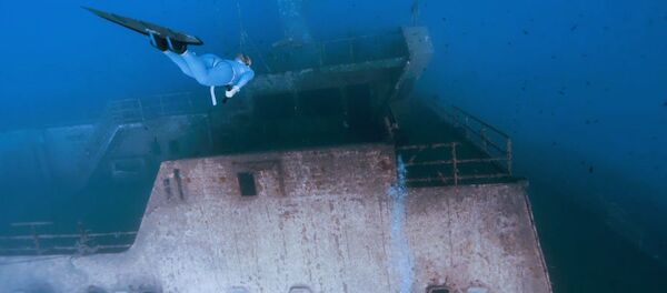 Путешествие по затонувшему кораблю на одном дыхании - Sputnik Молдова