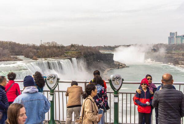 Туристы на смотровой площадке Государственного парка Ниагарского водопада в штате Нью Йорк, США - Sputnik Молдова
