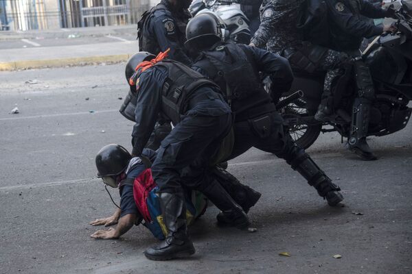 Столкновения протестующих с Национальной гвардией Венесуэлы в Альтамире, районе Каракаса - Sputnik Молдова