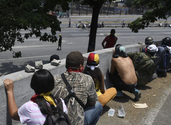 Протестующие во время столкновения с Национальной гвардией Венесуэлы в Альтамире, районе Каракаса - Sputnik Молдова