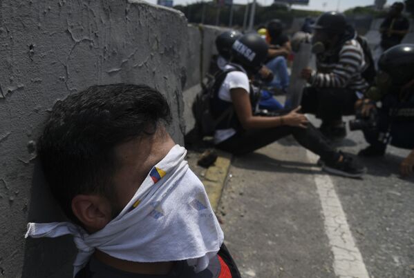 Протестующие во время столкновения с Национальной гвардией Венесуэлы в Альтамире, районе Каракаса - Sputnik Молдова