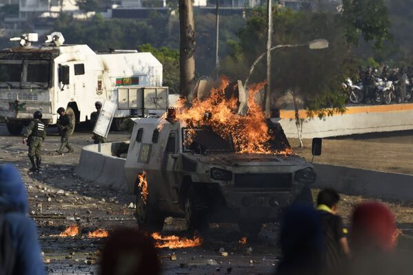 Столкновения протестующих с Национальной гвардией Венесуэлы в Альтамире, районе Каракаса - Sputnik Moldova-România