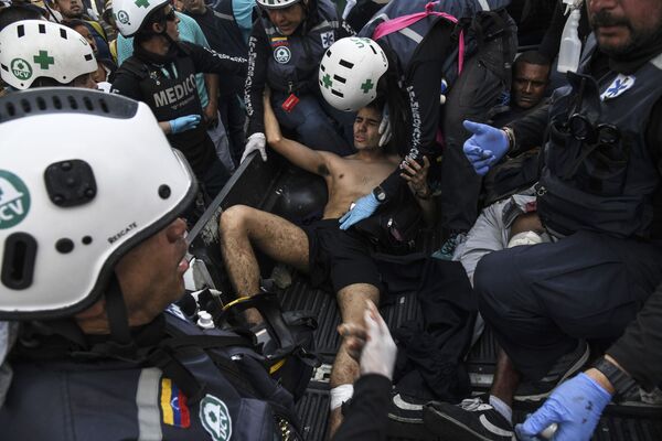 Раненый в столкновении с Национальной гвардией Венесуэлы в Альтамире, районе Каракаса - Sputnik Moldova-România