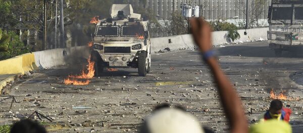 Протестующие во время столкновения с Национальной гвардией Венесуэлы в Альтамире, районе Каракаса - Sputnik Moldova-România