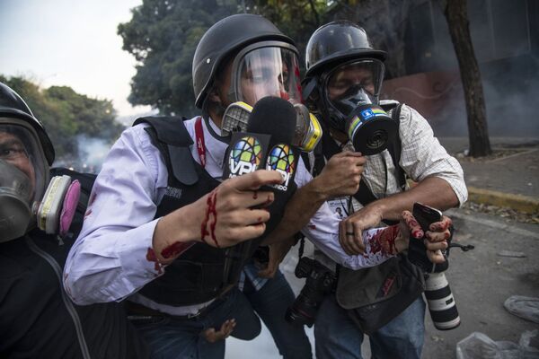 Persoane rănite în urma ciocnirilor cu Garda Națională a Venezuelei la Altamira, Caracas - Sputnik Moldova