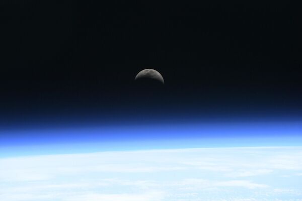 Восход Луны над атмосферой - Sputnik Молдова
