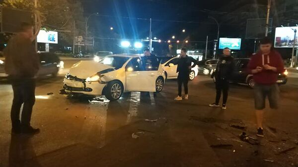 Accident în Chișinău: imagini pentru cei cu nervii tari Accident în Chișinău: imagini pentru cei cu nervii tari - Sputnik Moldova