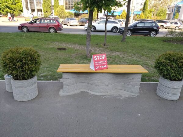 Инновации не по нраву: кишиневские хулиганы сломали новые скамейки Инновации не по нраву: кишиневские хулиганы сломали новые скамейки - Sputnik Молдова