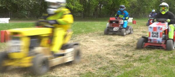 Гонки на газонокосилках в Великобритании - Sputnik Молдова