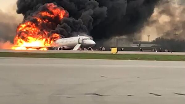 В Шереметьево загорелся пассажирский самолет. Съемка очевидца - Sputnik Молдова