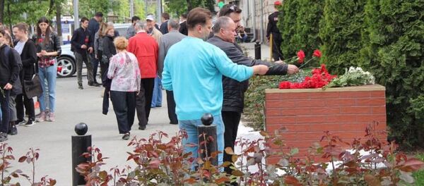 Жители кишинева пришли к российскому посольству почтить память жертв авиакатастрофы - Sputnik Молдова