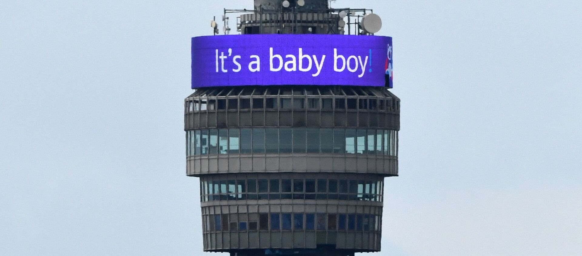 Un banner E băiat pe Turnul BT din Londra - Sputnik Молдова, 1920, 06.05.2019