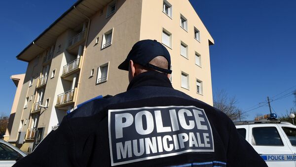 A municipal police officer stands January 22, 2015 in front of a building in Beziers, southern France, where a Russian Chechen suspected of preparing a terrorist attack was living before his January 19 arrest - Sputnik Moldova-România