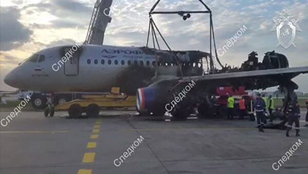Следственные действия на месте аварийной посадки самолёта в аэропорту Шереметьево - Sputnik Молдова