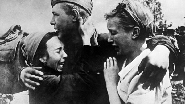 Al Doilea Război Mondial 1941 - 1945.  Ostașul Șirokobokov și-a întâlnit surorile care s-au salvat de la moarte - Sputnik Moldova