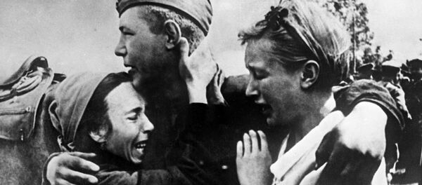Al Doilea Război Mondial 1941 - 1945.  Ostașul Șirokobokov și-a întâlnit surorile care s-au salvat de la moarte - Sputnik Moldova