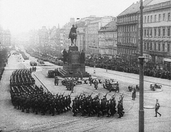 Trupele hitleriste în piața Václav din Praga - Sputnik Moldova