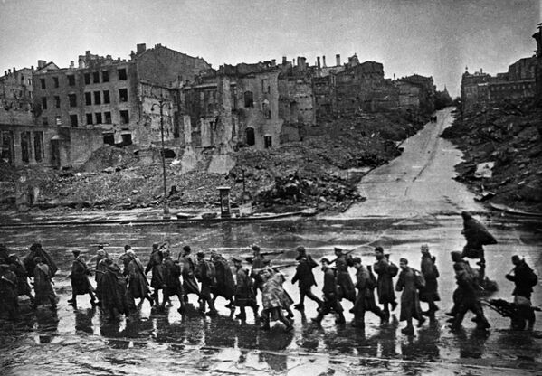 Eliberarea Kievului  de sub ocupația fascistă. Kreșciatikul după bombardamente. Noiembrie 1943 - Sputnik Moldova