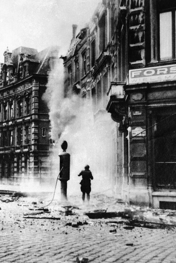  O stradă din orașul Namur (Belgia) după atacul aviației nemțești, anul 1940 - Sputnik Moldova