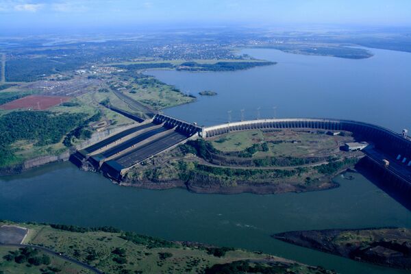Гидроэлектростанция Итайпу на реке Паране на границе между Парагваем и Бразилией - Sputnik Молдова