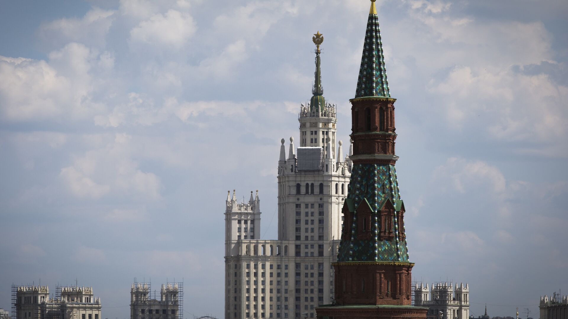 A picture taken in Moscow on May 6, 2016 shows a tower in the Kremlin complex - Sputnik Moldova-România, 1920, 11.02.2023