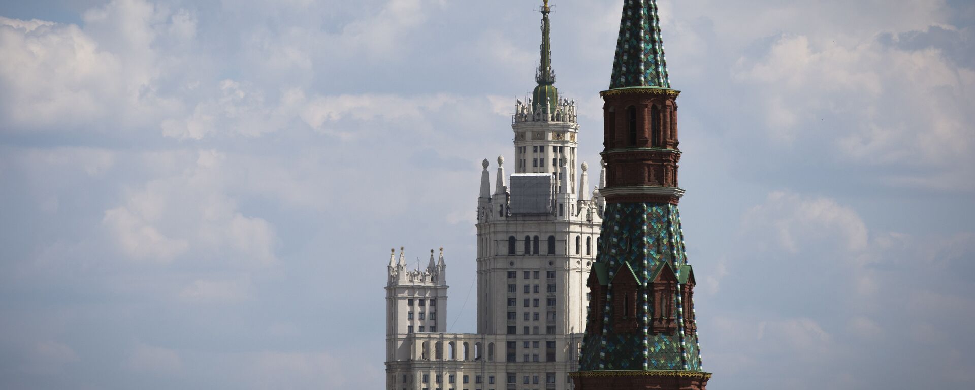 A picture taken in Moscow on May 6, 2016 shows a tower in the Kremlin complex - Sputnik Moldova-România, 1920, 26.04.2021