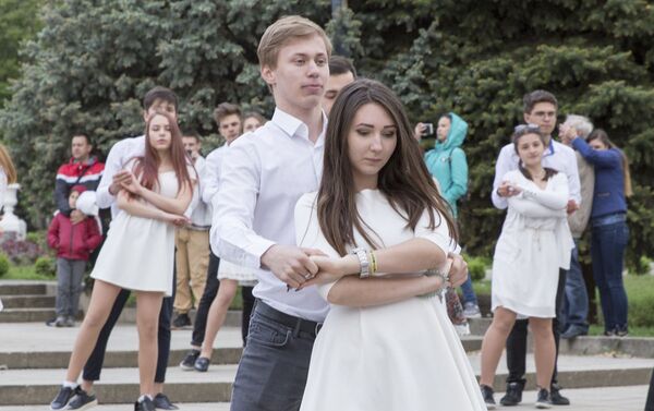 Flashmob-ul „Valsul Victoriei” la Chișinău, 2019 - Sputnik Moldova