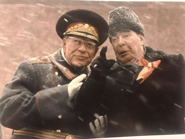 Mareșalul Uniunii Sovietice D.F. Ustinov și L.I. Brejnev la tribuna Mausoleului - Sputnik Moldova