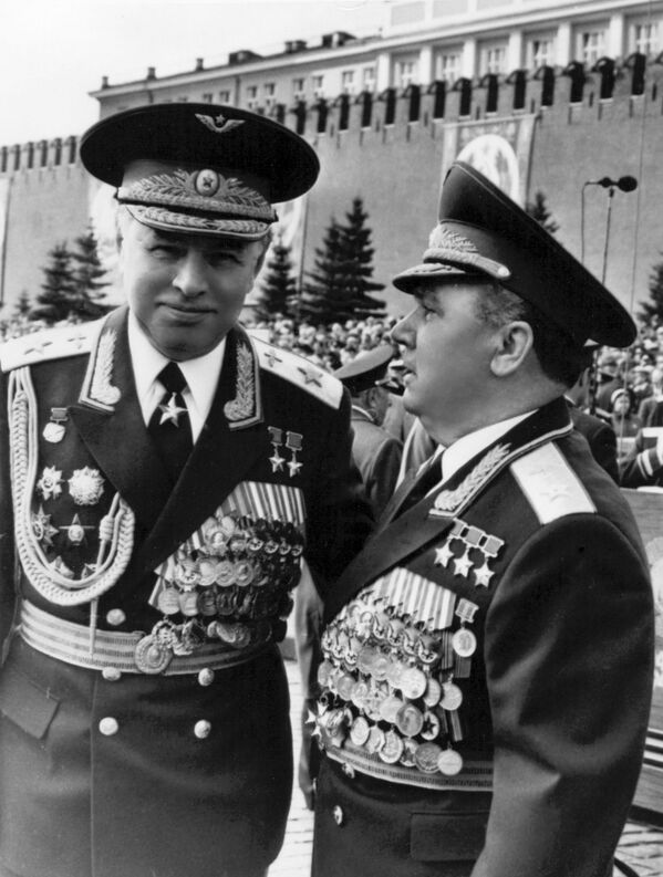 Mareșalul, de două ori Erou al Uniunii Sovietice, Nikolai Skomorokhov (stânga) - Sputnik Moldova