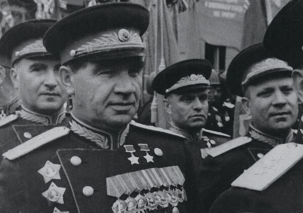 Parada Victoriei în Piața Roșie - Generalul V.D. Sokolovski, Colonel-Generalul V.I. Ciuikov, Colonel-Generalul V.I. Kazakov, 24 iunie 1945 - Sputnik Moldova