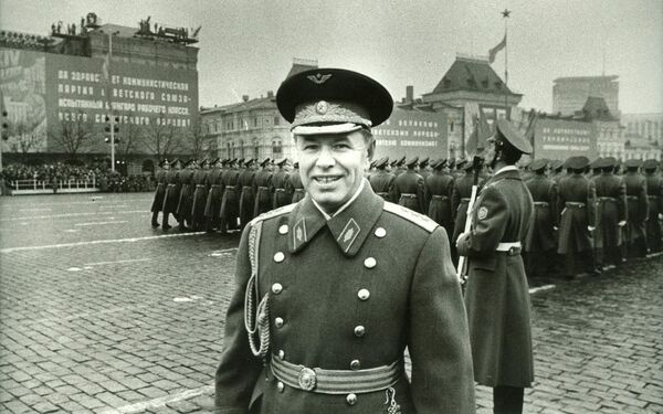 Colonel-Generalul N.M. Skomorokhov la o paradă militară în Piața Roșie - 7 noiembrie 1974 - Sputnik Moldova
