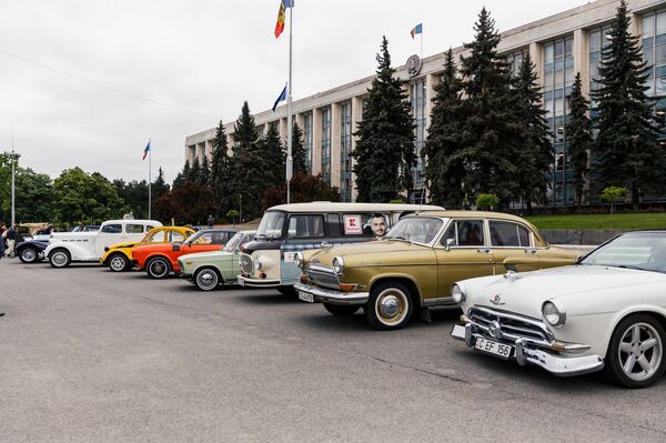 Авто Штирлица: в Кишиневе к 9 мая прошла выставка ретроавтомобилей Авто Штирлица: в Кишиневе к 9 мая прошла выставка ретроавтомобилей - Sputnik Молдова