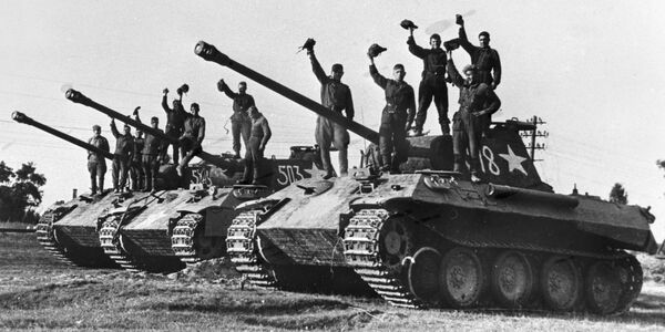 Ostașii companiei de tancuri, condusă de locotenentul-major Sotnikov, pe „Panterele” nemțești luate ca trofee în regiunea orașului Praga - Sputnik Moldova