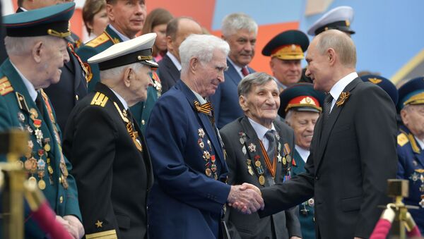 Президент РФ В. Путин и премьер-министр РФ Д. Медведев на военном параде в честь 74-й годовщины Победы в ВОВ - Sputnik Молдова