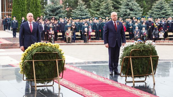 Президент Молдовы Игорь Додон и премьер республики Павел Филип на церемонии в честь Дня Победы - Sputnik Moldova-România