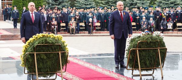 Президент Молдовы Игорь Додон и премьер республики Павел Филип на церемонии в честь Дня Победы - Sputnik Moldova-România