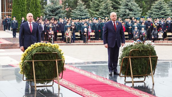 Президент Молдовы Игорь Додон и премьер республики Павел Филип на церемонии в честь Дня Победы - Sputnik Moldova