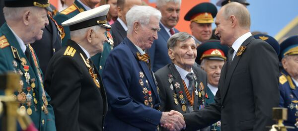 Президент РФ В. Путин и премьер-министр РФ Д. Медведев на военном параде в честь 74-й годовщины Победы в ВОВ Президент РФ В. Путин и премьер-министр РФ Д. Медведев на военном параде в честь 74-й годовщины Победы в ВОВ - Sputnik Молдова