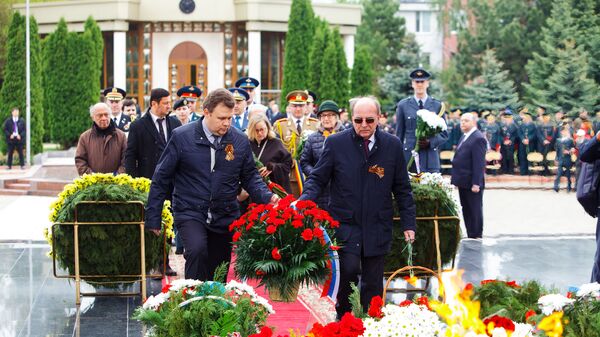 Посол России в Молдове Олег Васнецов возложил цветы к Вечному огню - Sputnik Молдова