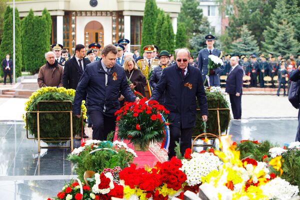 Посол России в Молдове Олег Васнецов возлагает цветы к Вечному огню на мемориале в Кишиневе. - Sputnik Молдова