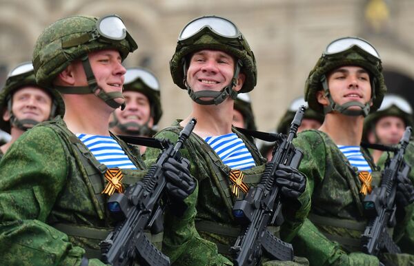Военнослужащие 331-го гвардейского парашютно-десантного полка на военном параде на Красной площади, посвящённом 74-й годовщине Победы в Великой Отечественной войне - Sputnik Молдова