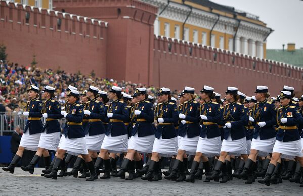 Сводный парадный расчет женщин-военнослужащих Министерства обороны РФ на военном параде на Красной площади, посвящённом 74-й годовщине Победы в Великой Отечественной войне - Sputnik Молдова