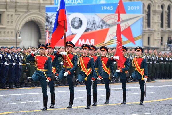 Знаменная группа на военном параде на Красной площади, посвящённом 74-й годовщине Победы в Великой Отечественной войне - Sputnik Молдова